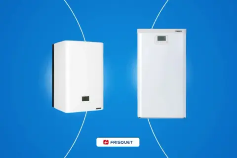 Deux chaudières Frisquet, l'une compacte, l'autre plus haute, sur fond bleu. Avis sur la chaudière Frisquet : efficacité et design.
