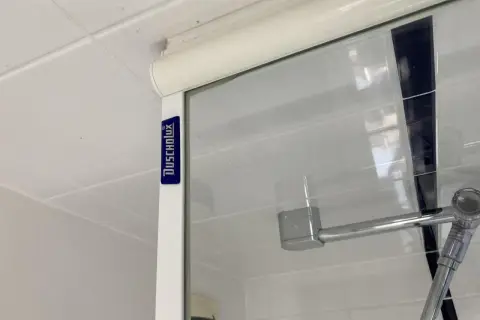 Détail d'une paroi de douche en verre DUSCHOLUX, utile pour savoir comment enlever une paroi de douche en verre.