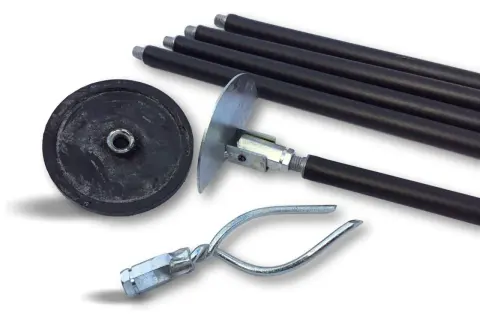 Ensemble d'outils pour déboucher tuyau PVC : plusieurs sections noires, une ventouse, et une tête métallique en forme de crochet.