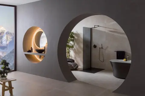 Élégante salle de bain feng shui avec vasque ronde, douche moderne et baignoire îlot. L'espace invite à la sérénité.