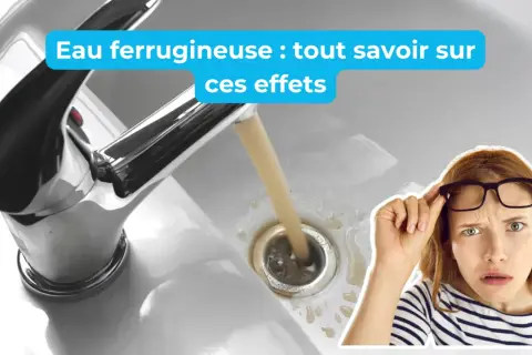 Une femme s'interroge sur l'eau ferrugineuse qui coule du robinet.