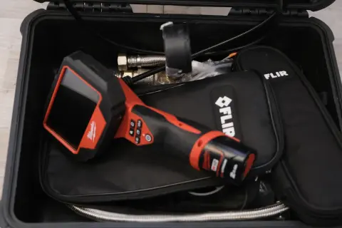 Boîtier noir contenant un endoscope Milwaukee et des accessoires FLIR pour vous aider à comment detecter une fuite d eau sous un carrelage.