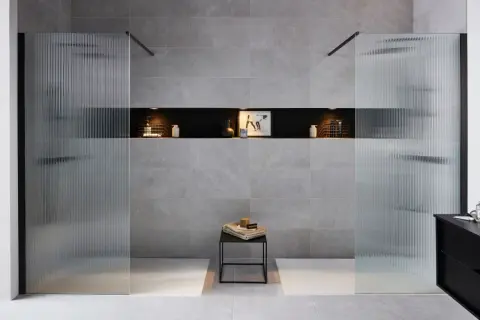 Douche moderne avec parois en verre strié. Idéal pour savoir comment choisir sa colonne de douche.