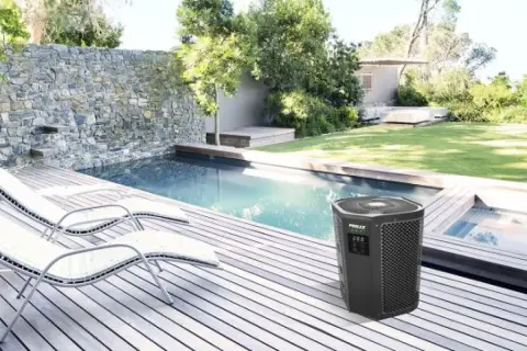 Une pompe à chaleur silencieuse chauffe la piscine, avec des chaises longues sur la terrasse en bois.
