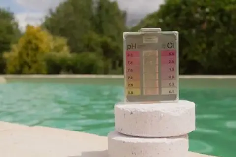 Testeur de piscine mesurant le pH et le chlore. Le pH, que veut dire ce terme ? Il indique l'acidité ou la basicité de l'eau.