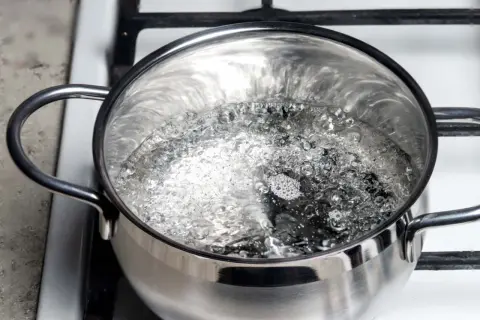 Une casserole d'eau bouillante sur le feu, une méthode pour déboucher un évier.