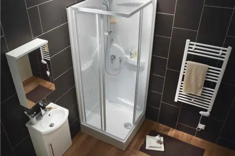 Une cabine de douche moderne avec lavabo et miroir. Avantages : gain de place, inconvénients : espace limité.