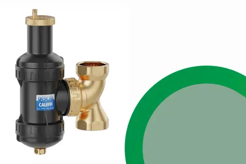 Un pot à boue Caleffi avec raccord en laiton, essentiel pour une installation de chauffage propre.