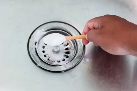 Maintenant, je vais vous montrer comment déboucher évier eau chaude avec du bicarbonate de soude.