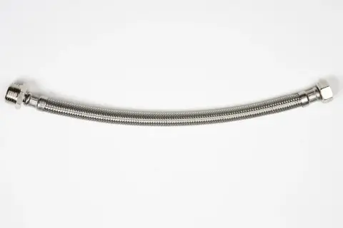 Tuyau tressé métallique, flexible pour eau chaude ou froide, avec raccords filetés.