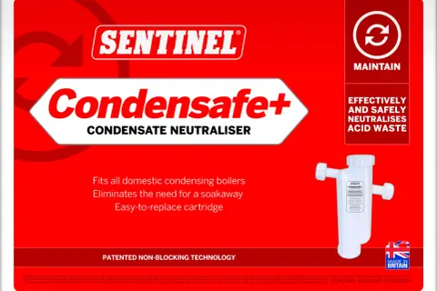 Entretien du neutraliseur de condensat Sentinel Condensafe+. Efficace et sûr pour neutraliser les déchets acides.