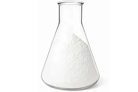 Flacon Erlenmeyer contenant une poudre blanche, rappelant le danger potentiel des polyphosphates dans certaines applications.