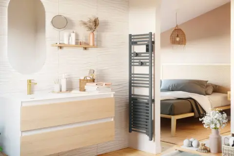 Sèche-serviette gris moderne, idéal pour une salle de bain de 10m2. Il assure une puissance optimale pour un confort parfait.