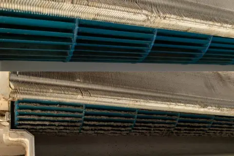 Comparaison avant/après nettoyage de l'évaporateur de climatisation. La poussière s'est accumulée sur les ailettes, réduisant l'efficacité.
