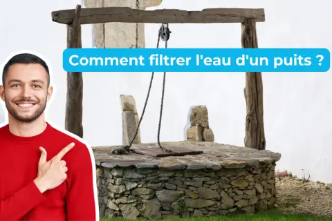 Un homme souriant pointe vers un puits ancien, suggérant des solutions pour le traitement de l'eau de puits.